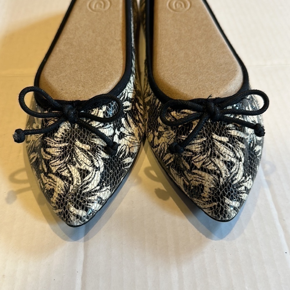 Tahari Blossom flat pointy shoe with bow in black and floral off white flowers - Picture 3 of 8